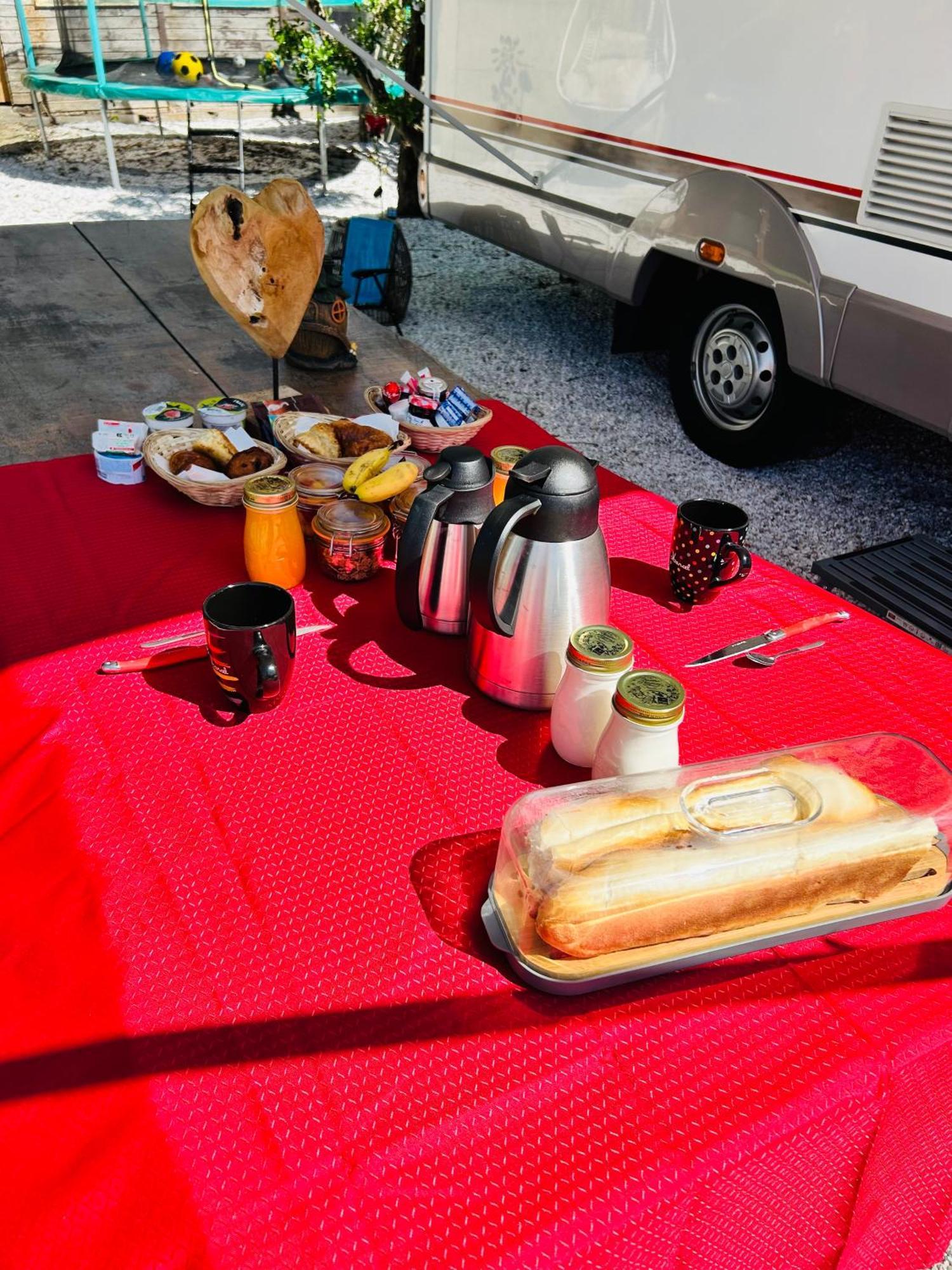 Terrain De Loisirs En Plein Centre De Lievin Camping Car Kültér fotó